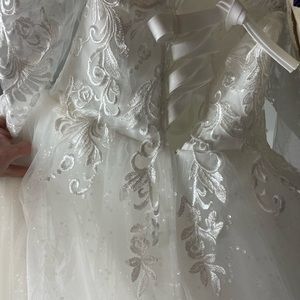 Brand new wedding. Never worn with tags size M